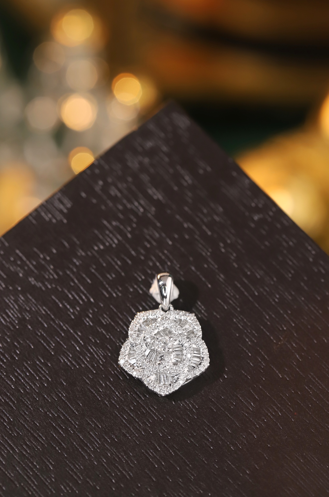 18k Gold Pendant, Flower Design, 0.50ct Diamond (chain not included)