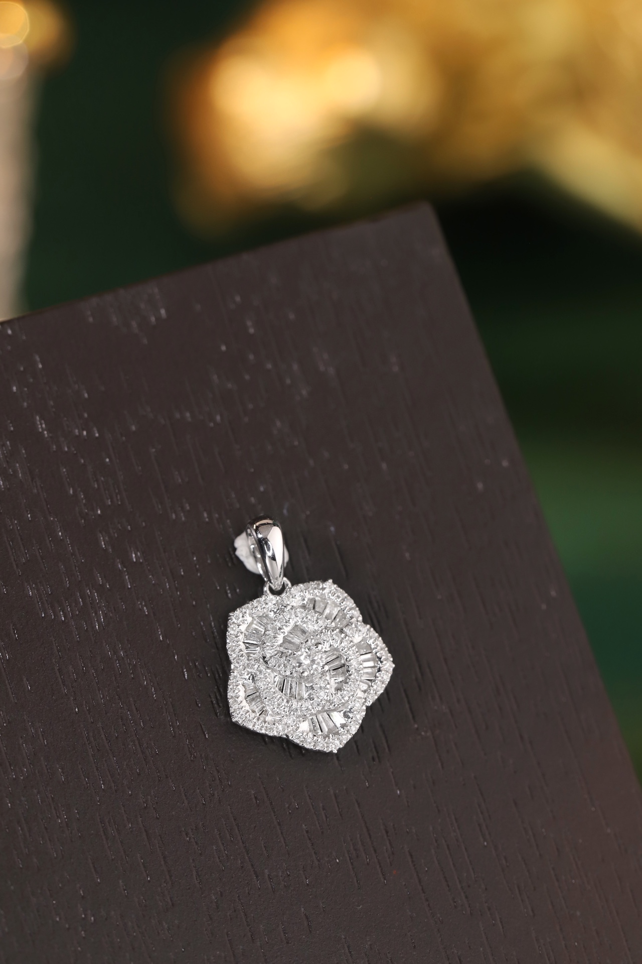 18k Gold Pendant, Flower Design, 0.50ct Diamond (chain not included)