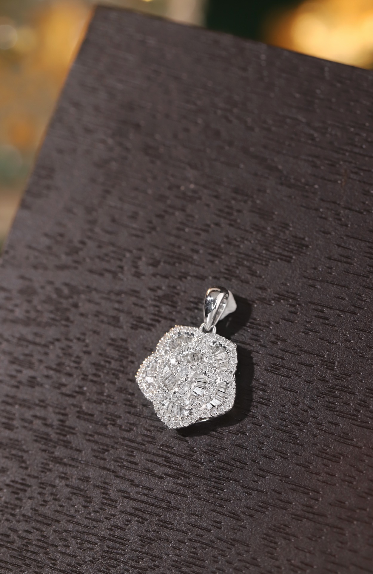 18k Gold Pendant, Flower Design, 0.50ct Diamond (chain not included)