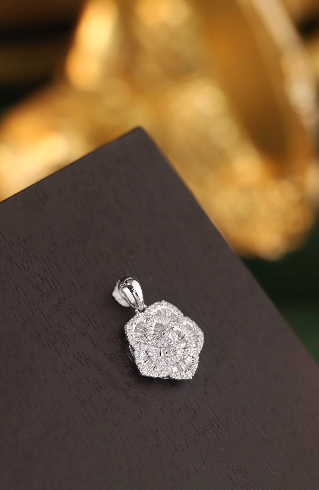 18k Gold Pendant, Flower Design, 0.50ct Diamond (chain not included)