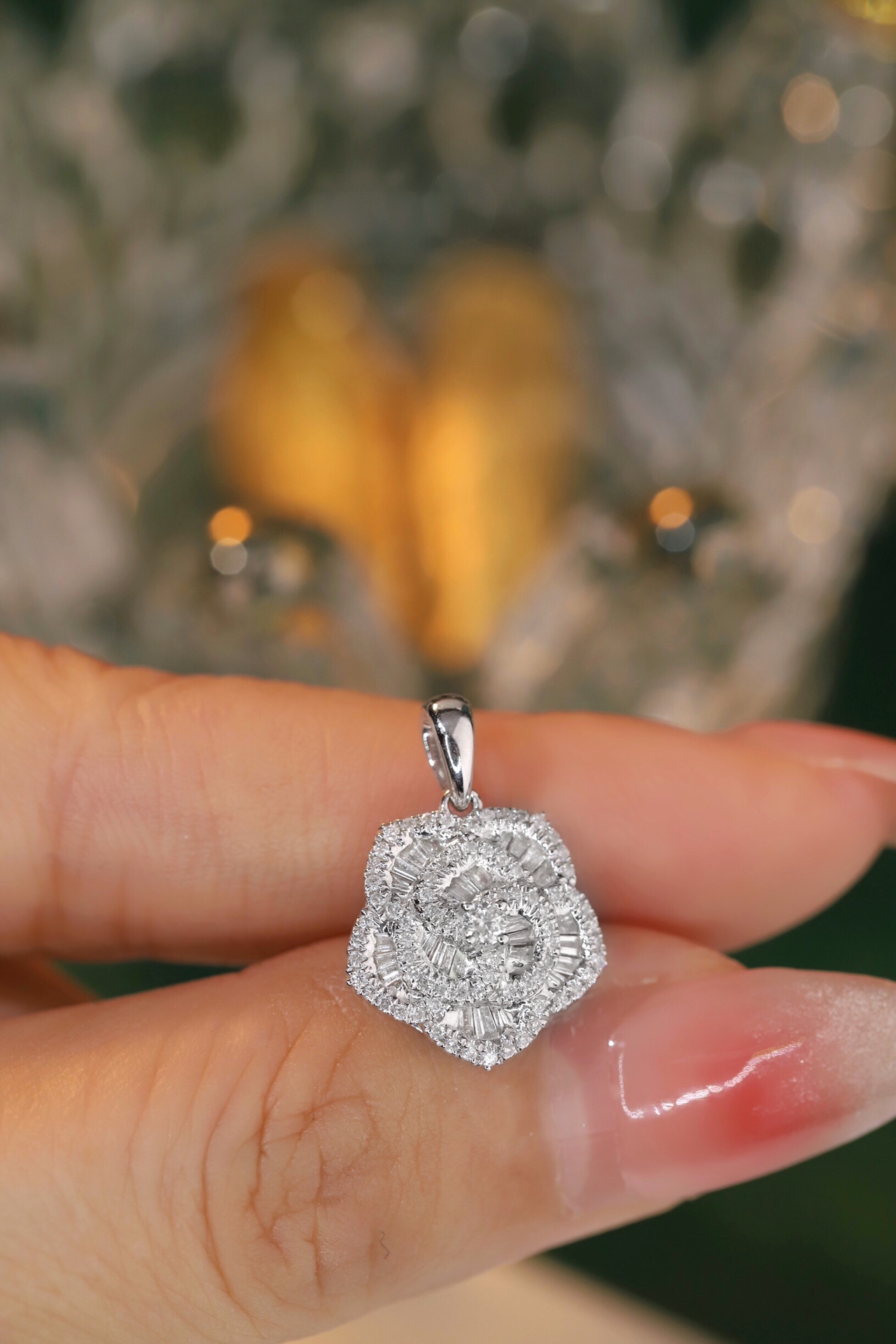 18k Gold Pendant, Flower Design, 0.50ct Diamond (chain not included)