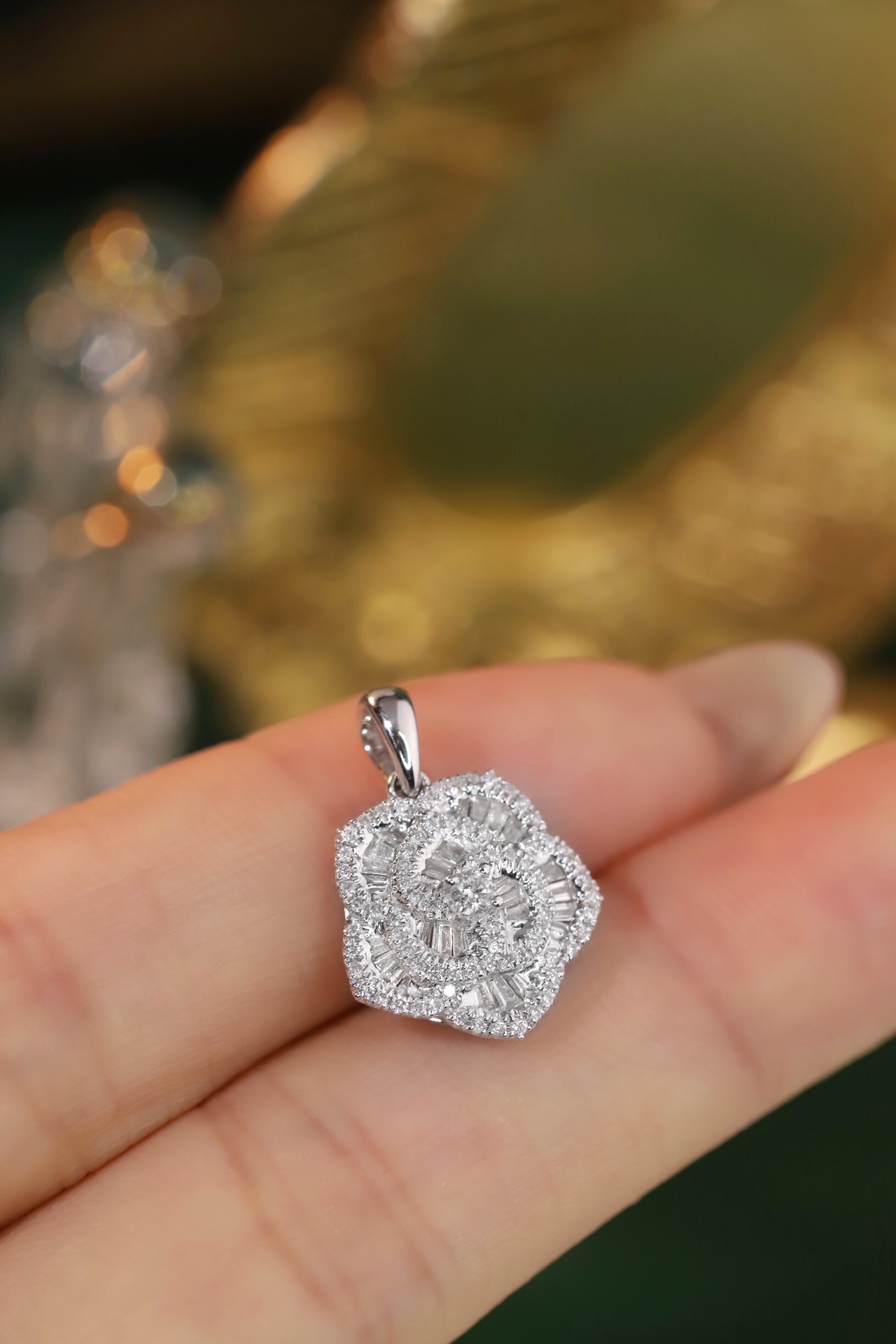 18k Gold Pendant, Flower Design, 0.50ct Diamond (chain not included)