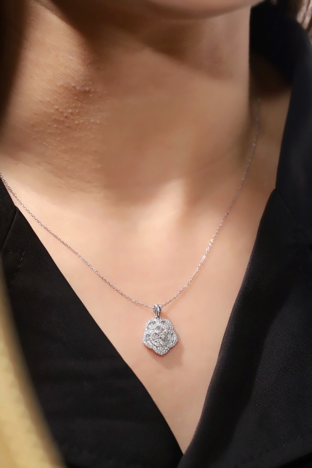 18k Gold Pendant, Flower Design, 0.50ct Diamond (chain not included)