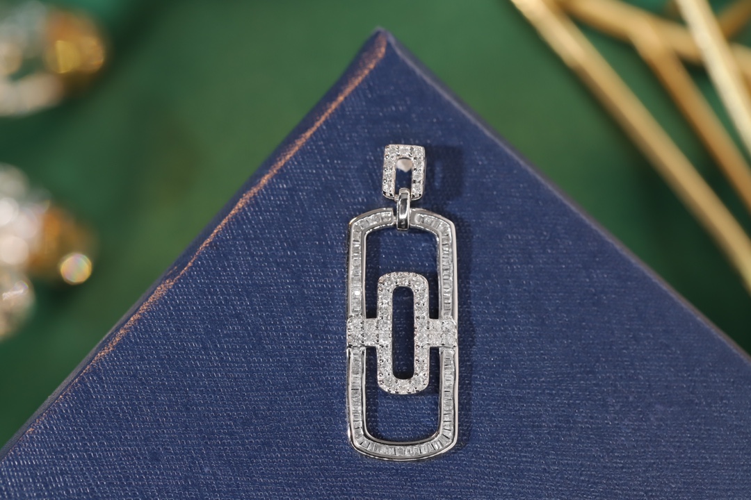 18k Gold Pendant with 0.50ct Natural Diamond (chain not included)