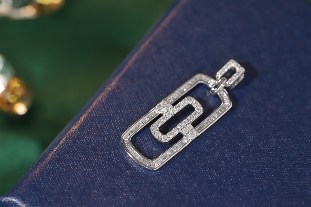 18k Gold Pendant with 0.50ct Natural Diamond (chain not included)