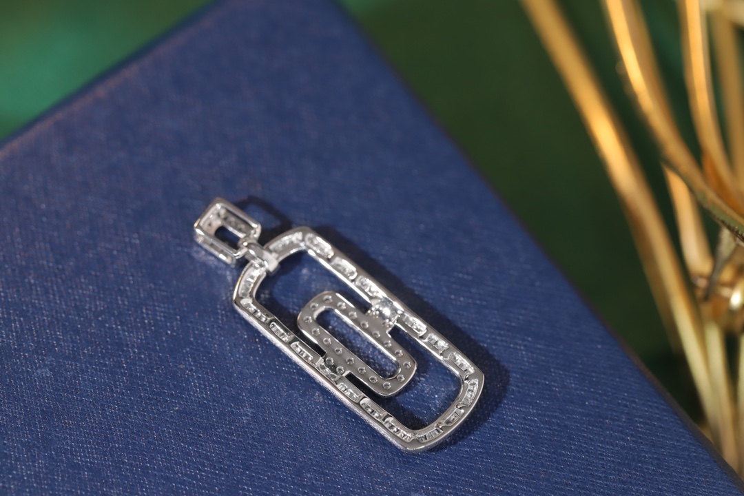 18k Gold Pendant with 0.50ct Natural Diamond (chain not included)