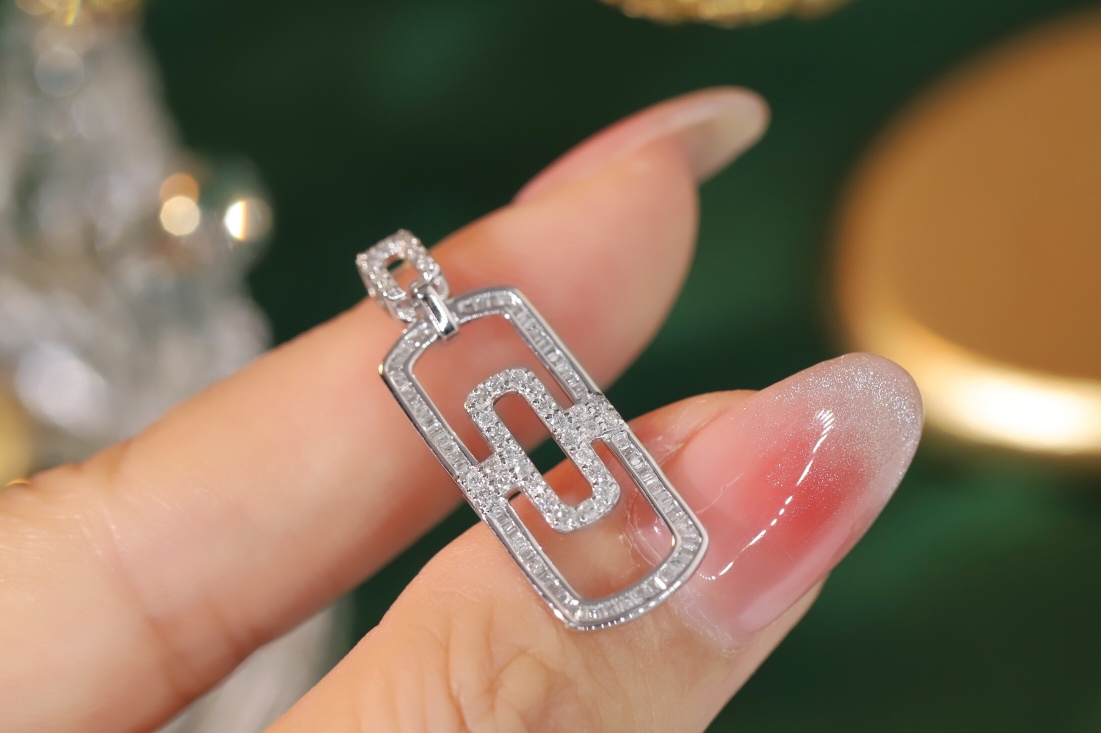 18k Gold Pendant with 0.50ct Natural Diamond (chain not included)