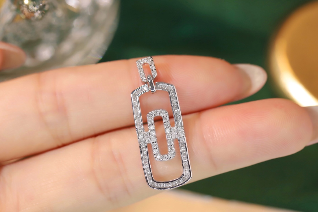 18k Gold Pendant with 0.50ct Natural Diamond (chain not included)