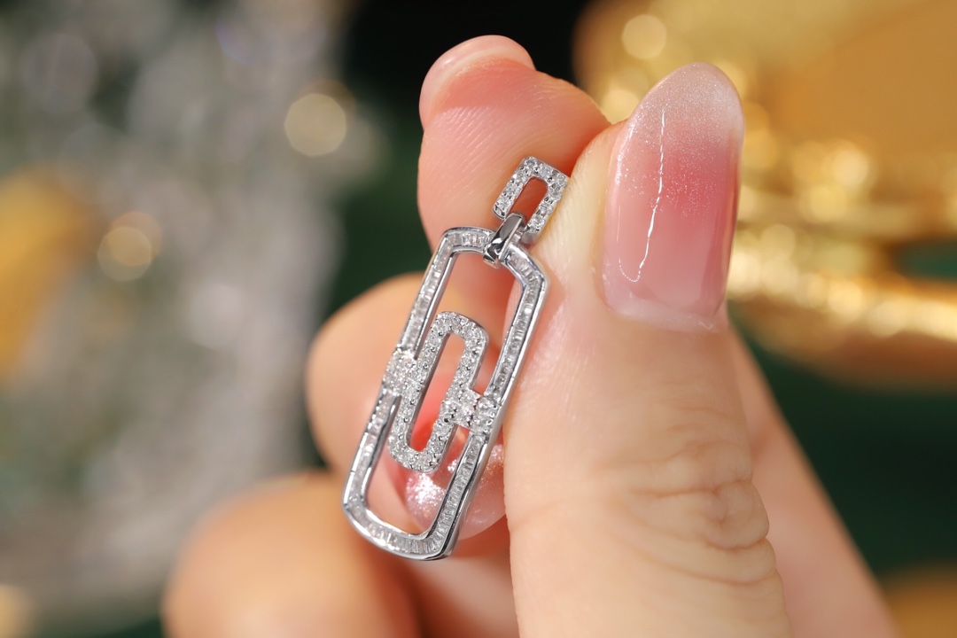18k Gold Pendant with 0.50ct Natural Diamond (chain not included)
