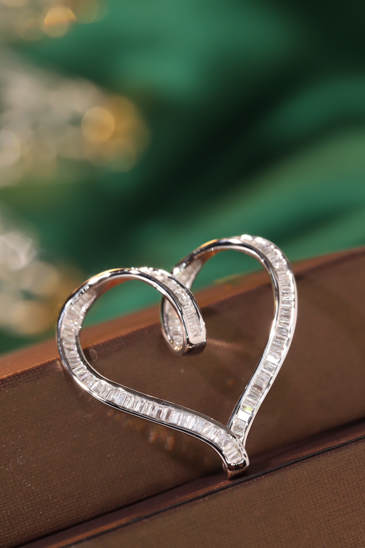 18k Gold Pendant, Heart Shape, 1.00ct Natural Diamond (chain not included)