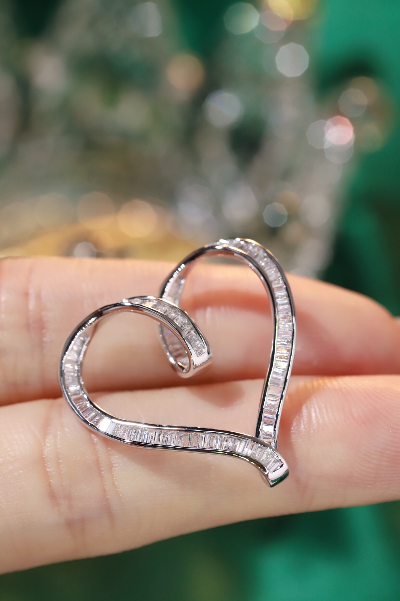 18k Gold Pendant, Heart Shape, 1.00ct Natural Diamond (chain not included)