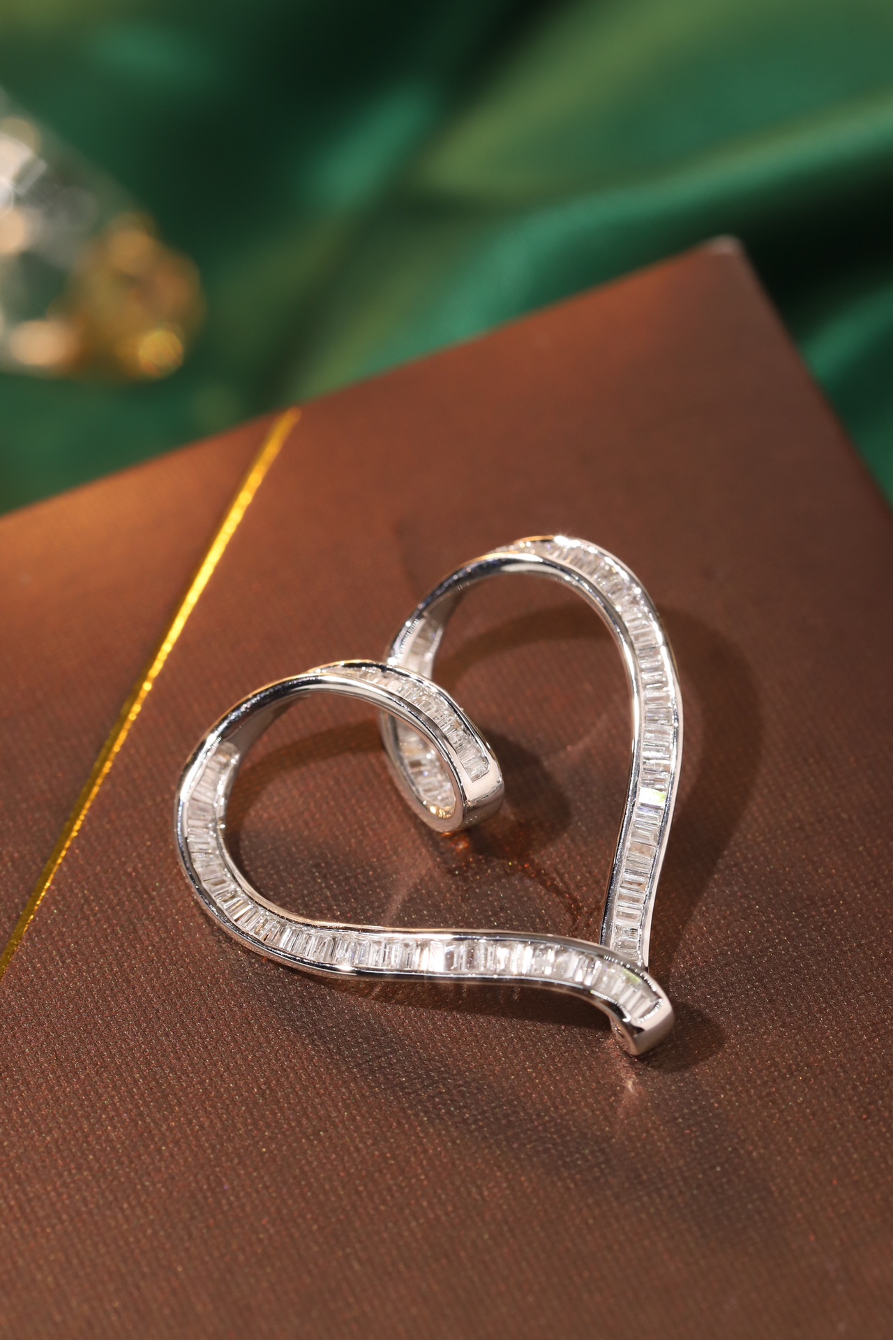 18k Gold Pendant, Heart Shape, 1.00ct Natural Diamond (chain not included)