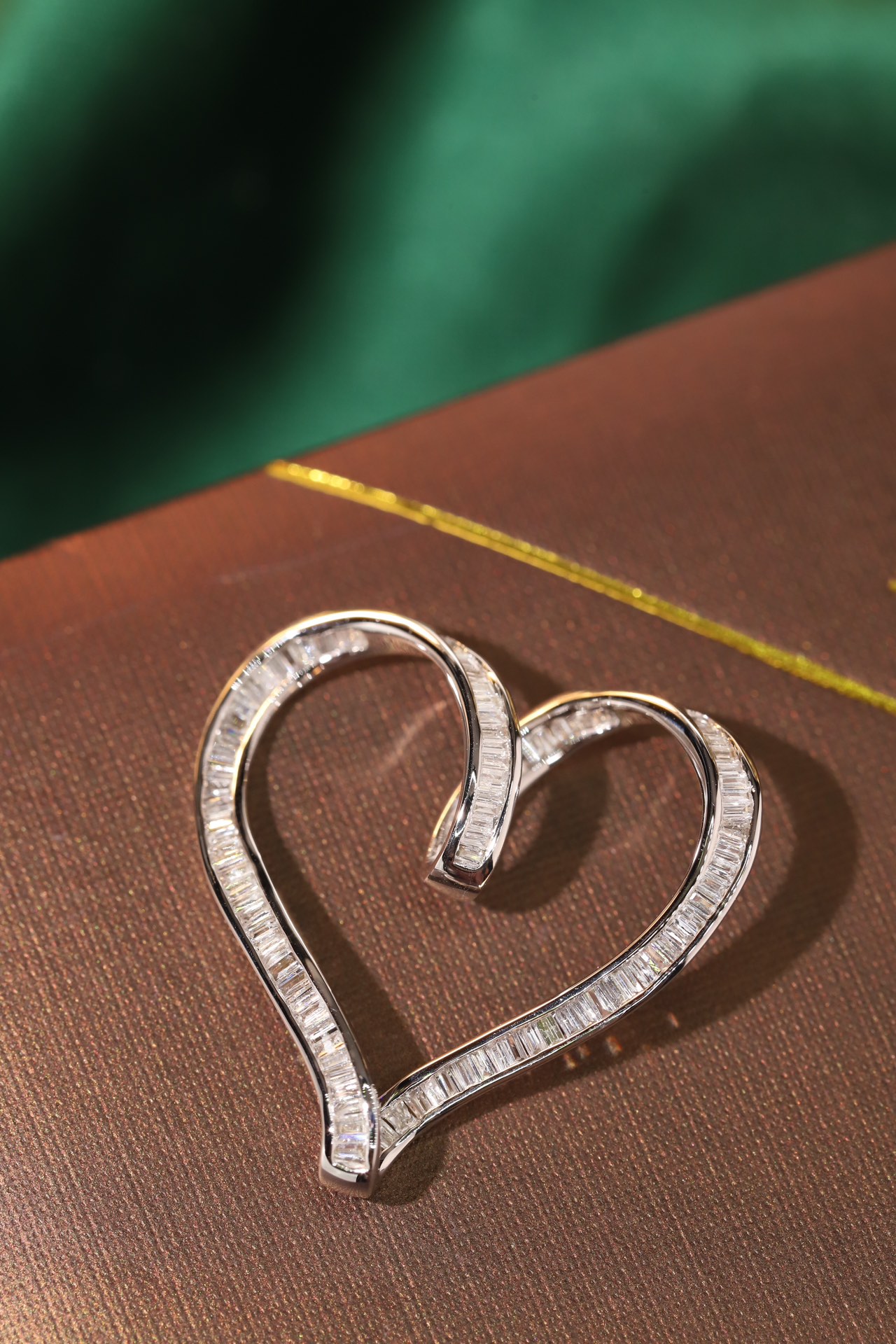 18k Gold Pendant, Heart Shape, 1.00ct Natural Diamond (chain not included)