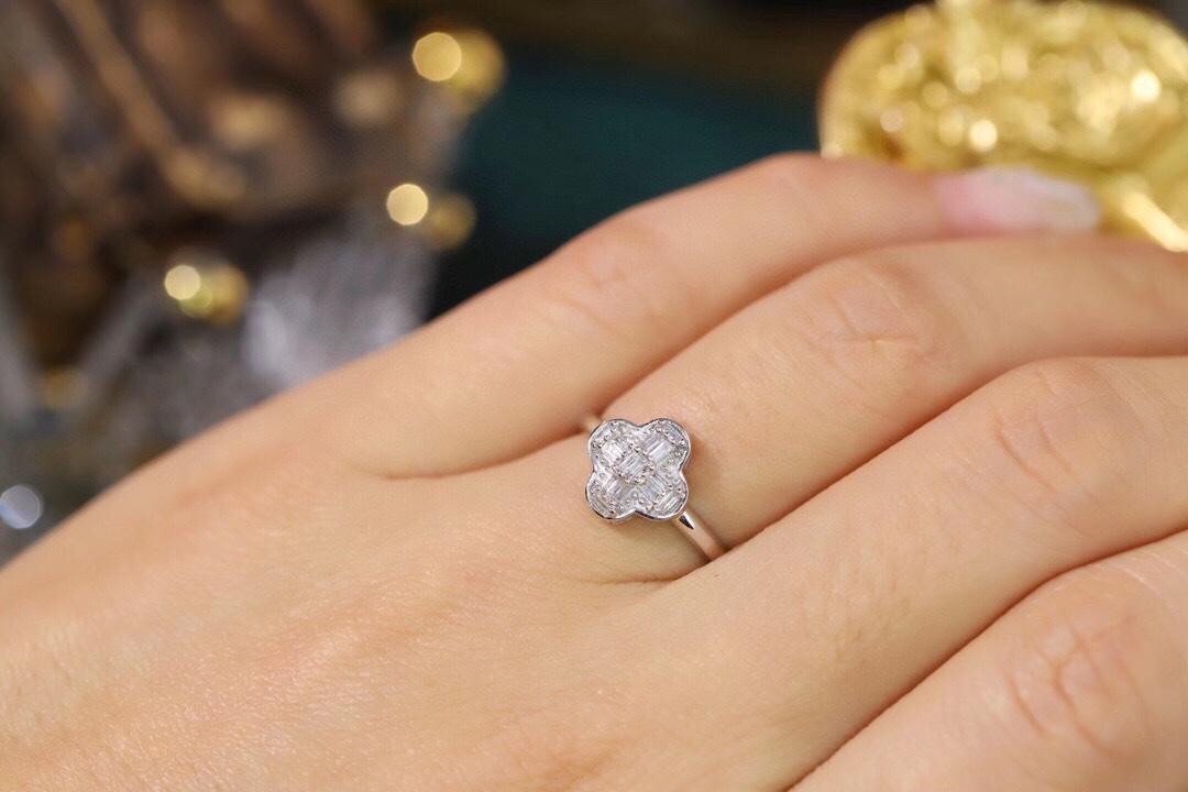 18K Gold 0.12ct Natural Diamond Tifang Four-leaf Clover Ring Design