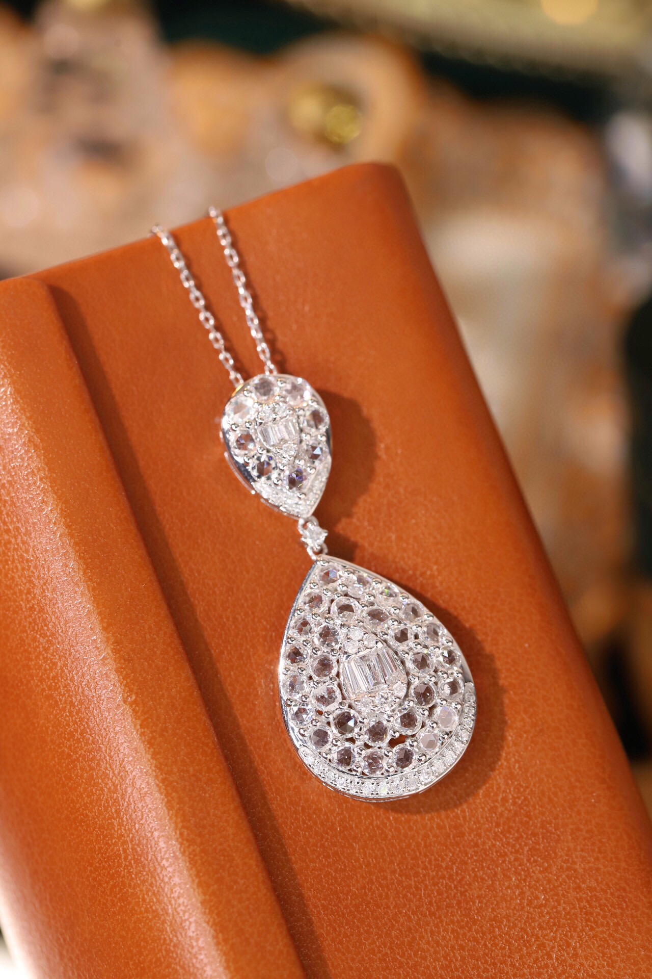 18k gold necklace with rose-cut diamonds, natural diamond weighing 1.40ct
