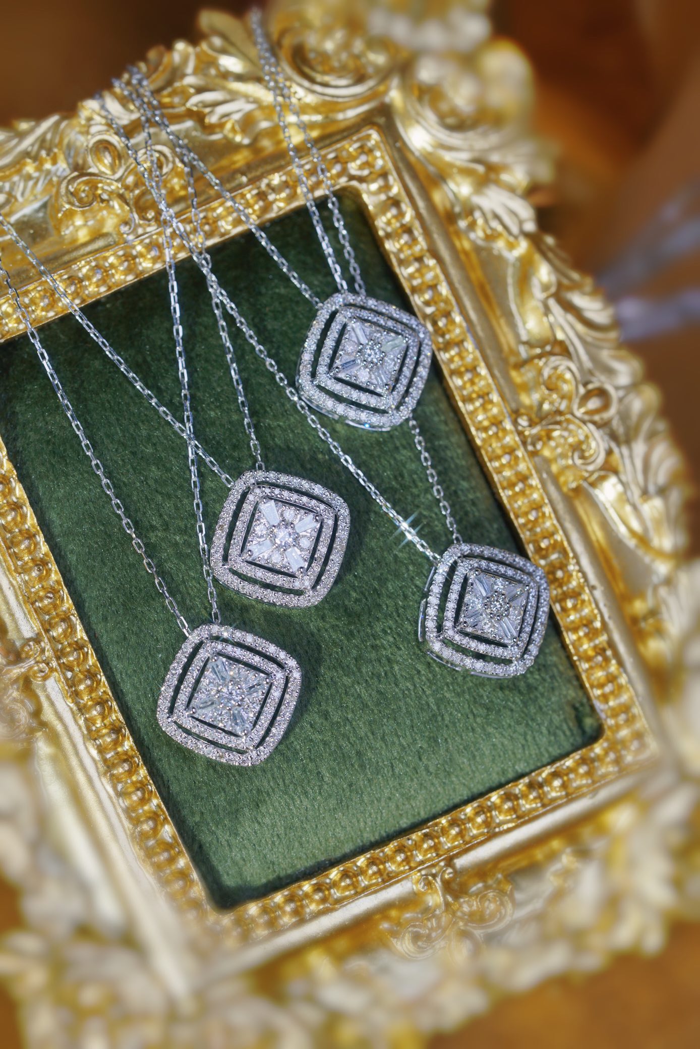 18k gold necklace with a natural diamond of 0.40ct