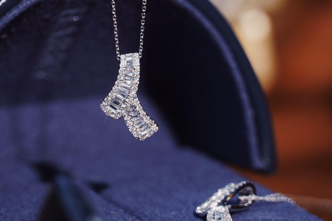 18k gold necklace with a natural diamond of 0.35ct