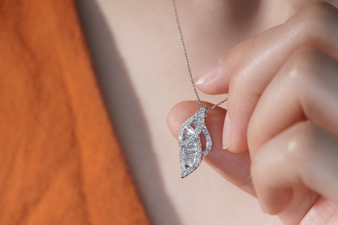 18k gold necklace with leaf design, natural diamond 0.60ct