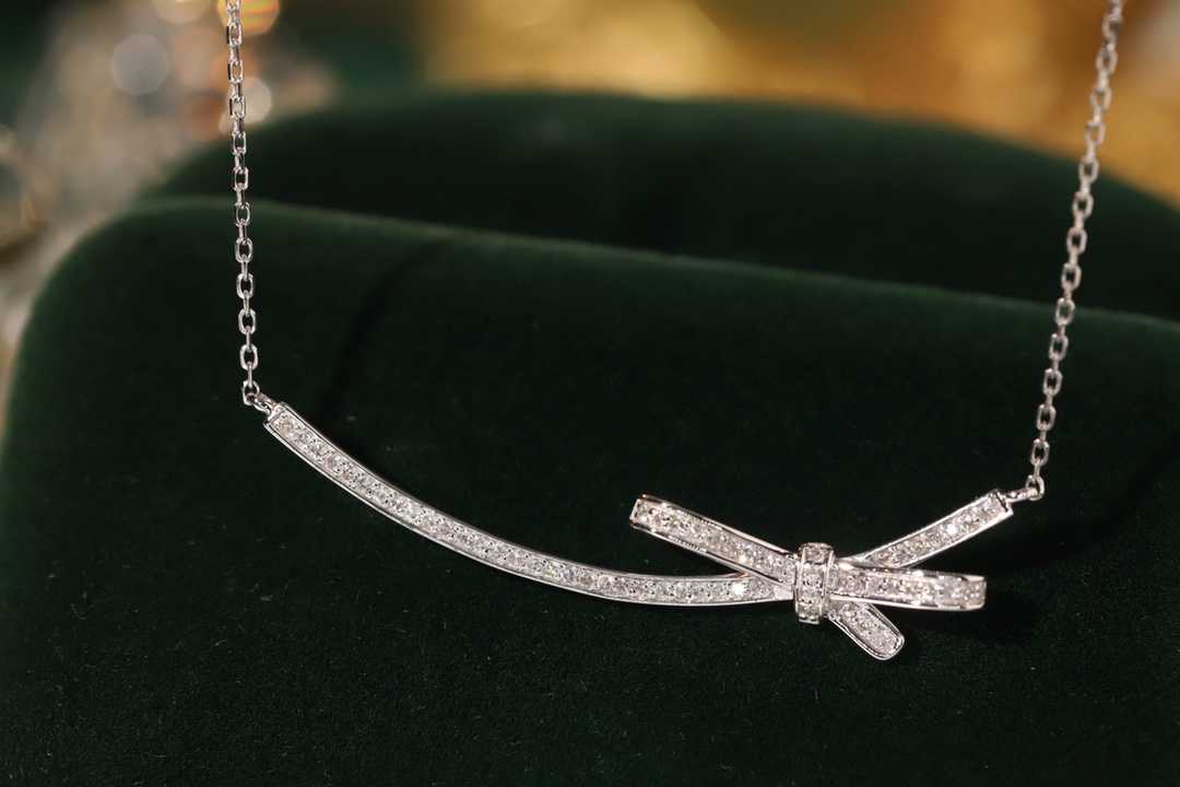 18k gold necklace with butterfly knot design, natural diamond of 0.15ct