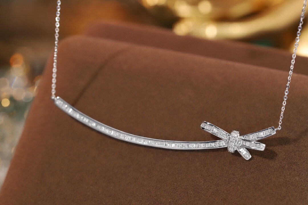 18k gold necklace with butterfly knot design, natural diamond of 0.50ct
