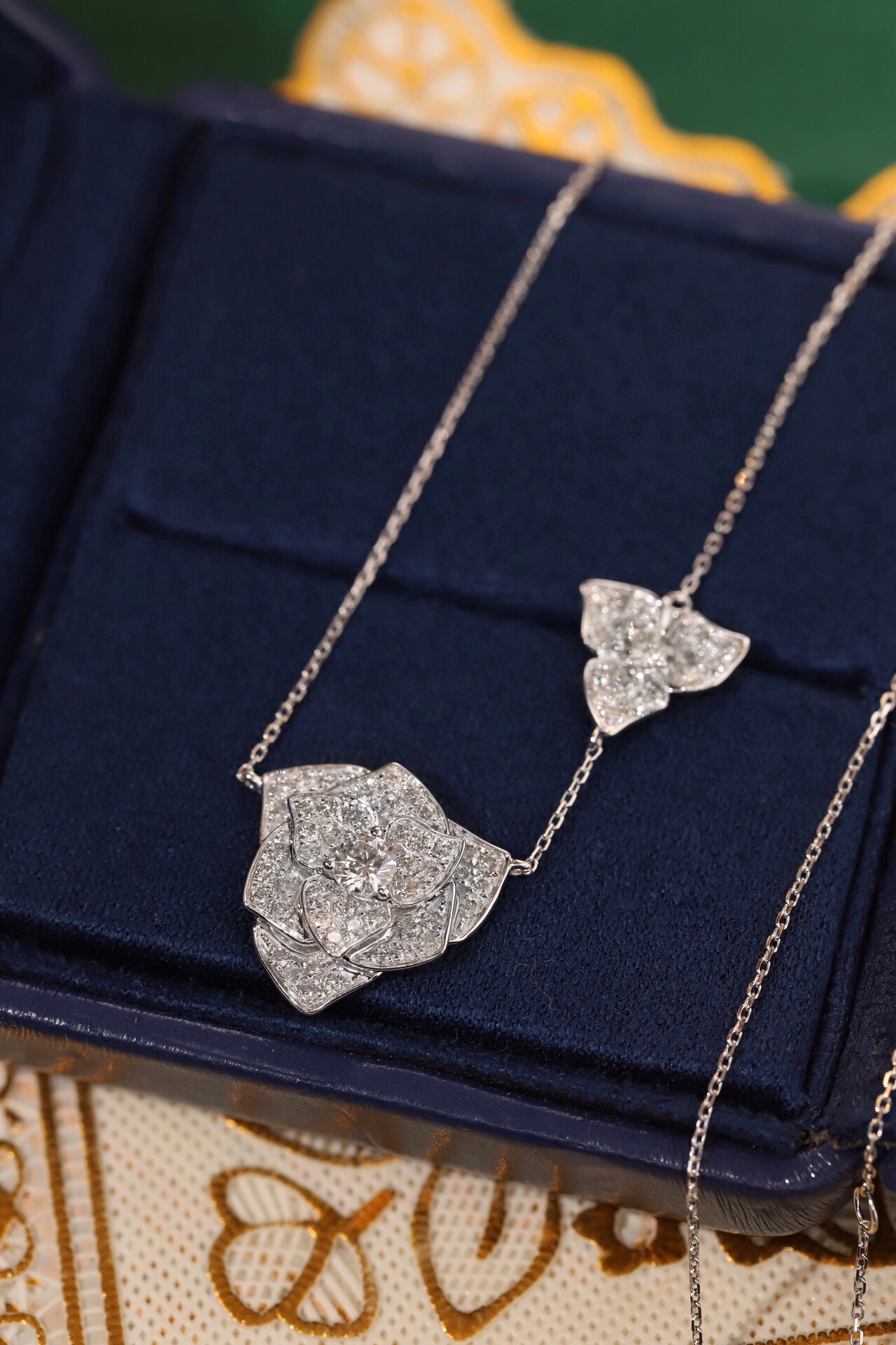 18k gold necklace with flower design, natural diamond 1.30ct