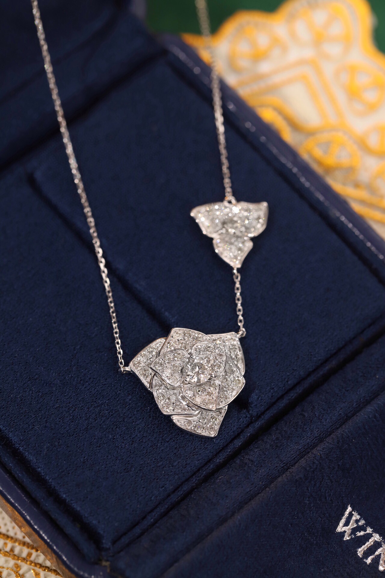 18k gold necklace with flower design, natural diamond 1.30ct