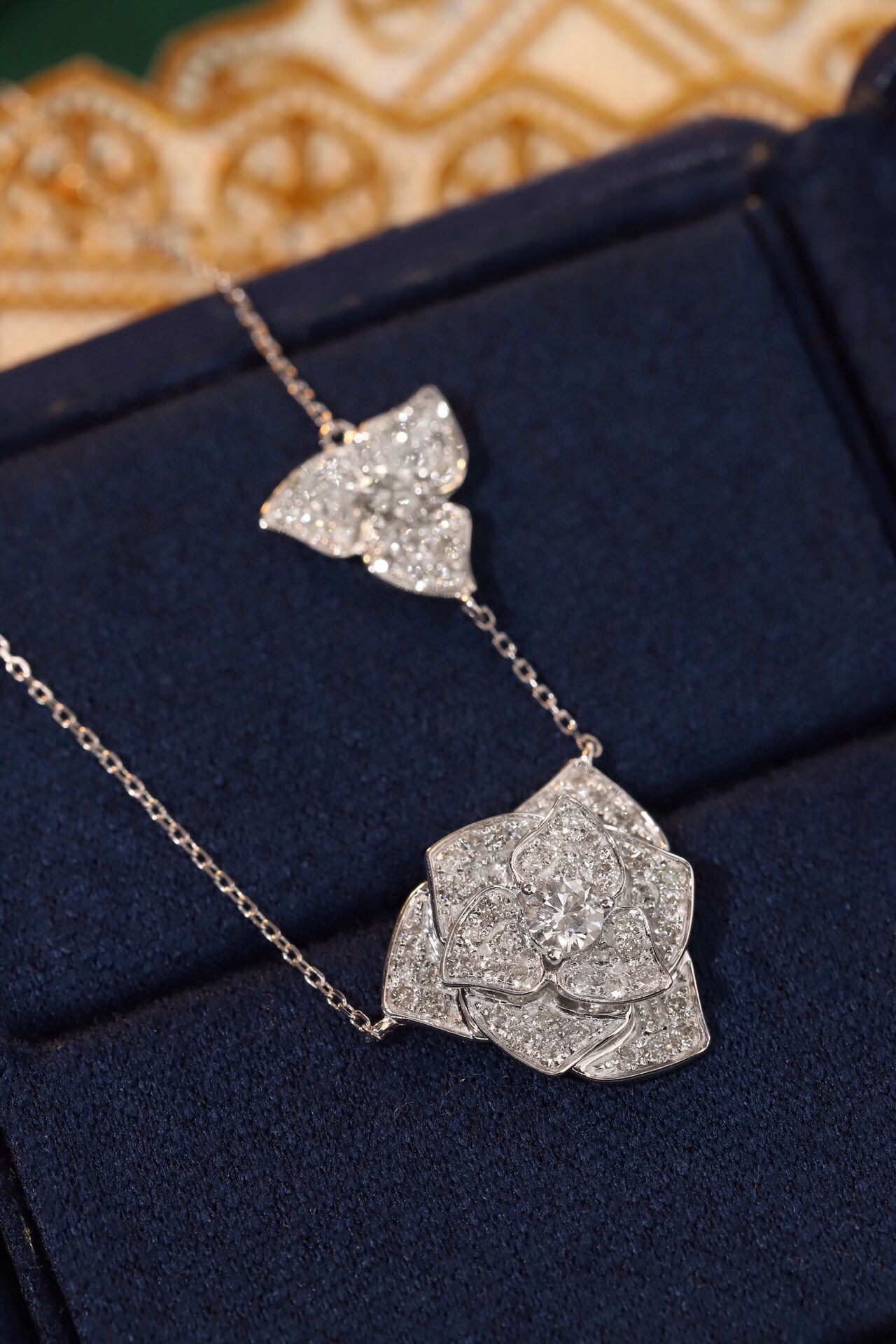 18k gold necklace with flower design, natural diamond 1.30ct