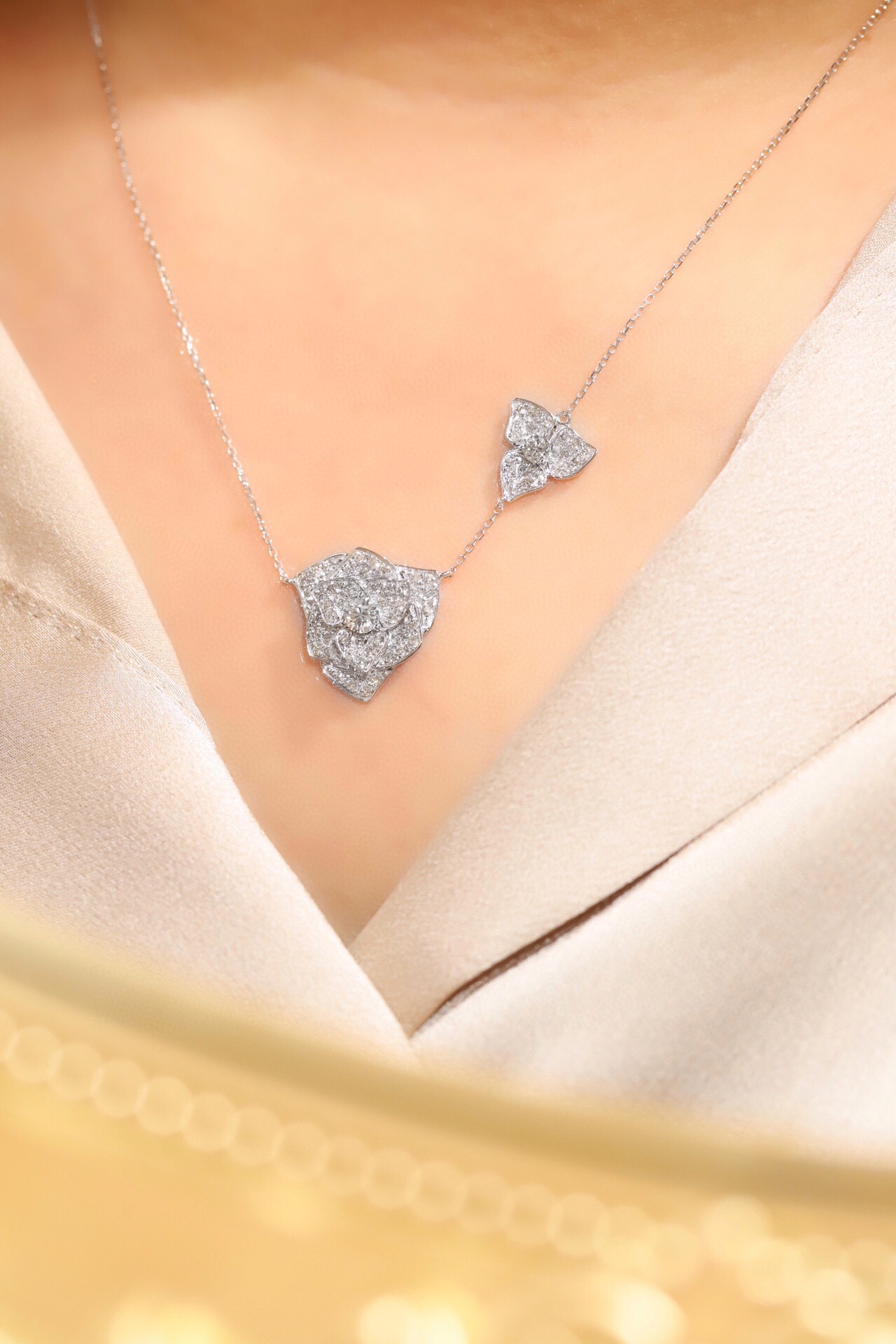 18k gold necklace with flower design, natural diamond 1.30ct