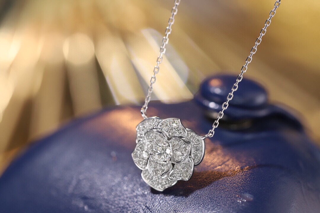 18k gold necklace with flower design, natural diamond 0.55ct