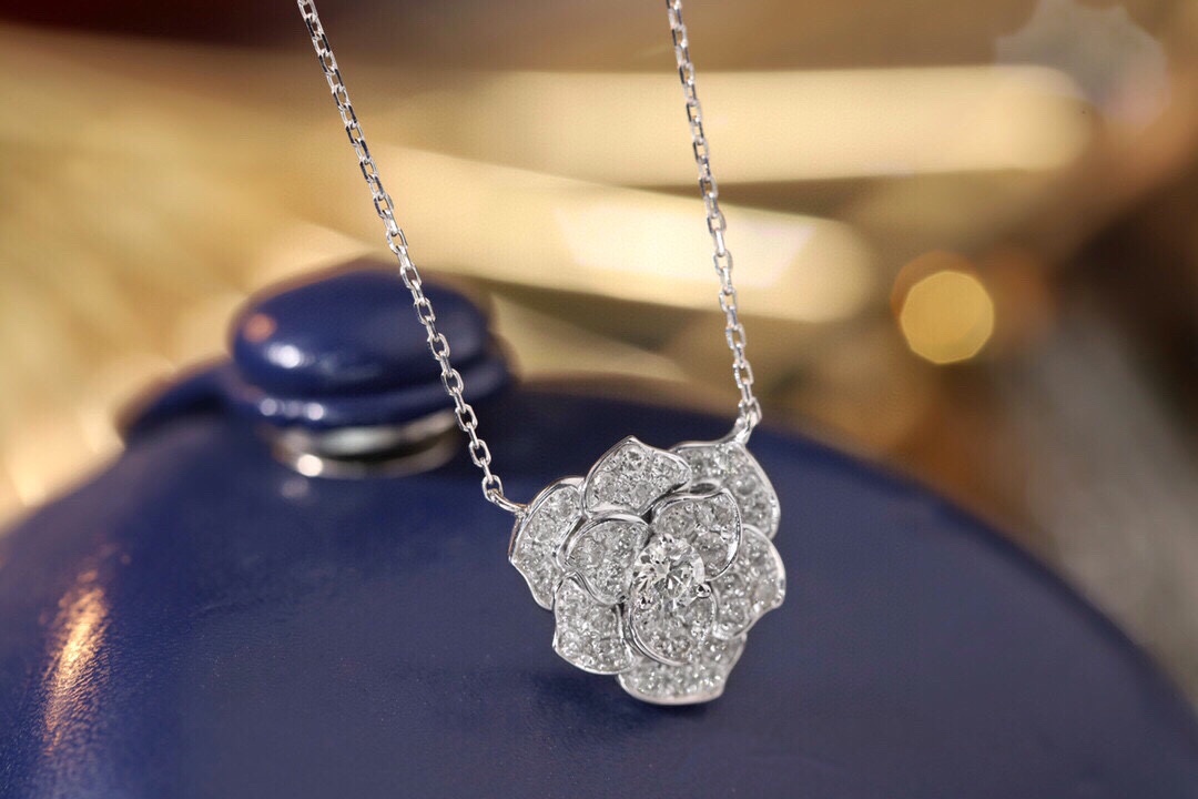 18k gold necklace with flower design, natural diamond 0.55ct