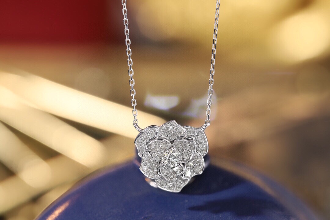 18k gold necklace with flower design, natural diamond 0.55ct