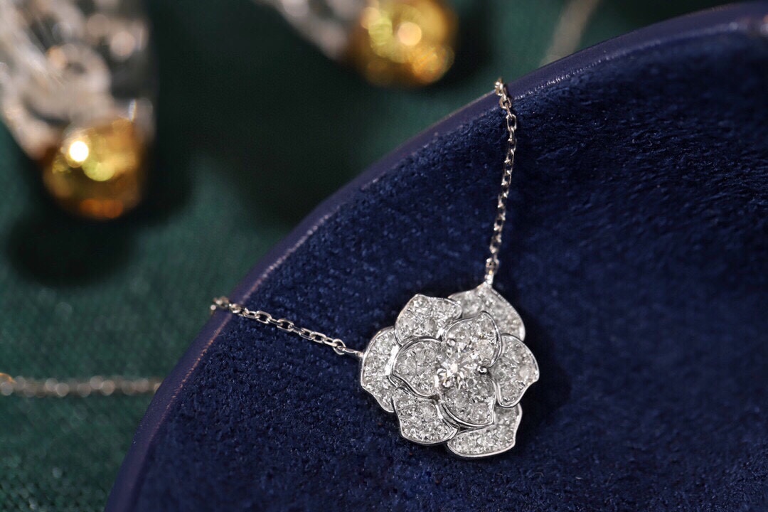 18k gold necklace with flower design, natural diamond 0.55ct