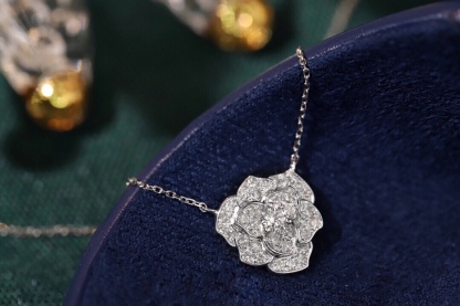 18k gold necklace with flower design, natural diamond 0.55ct