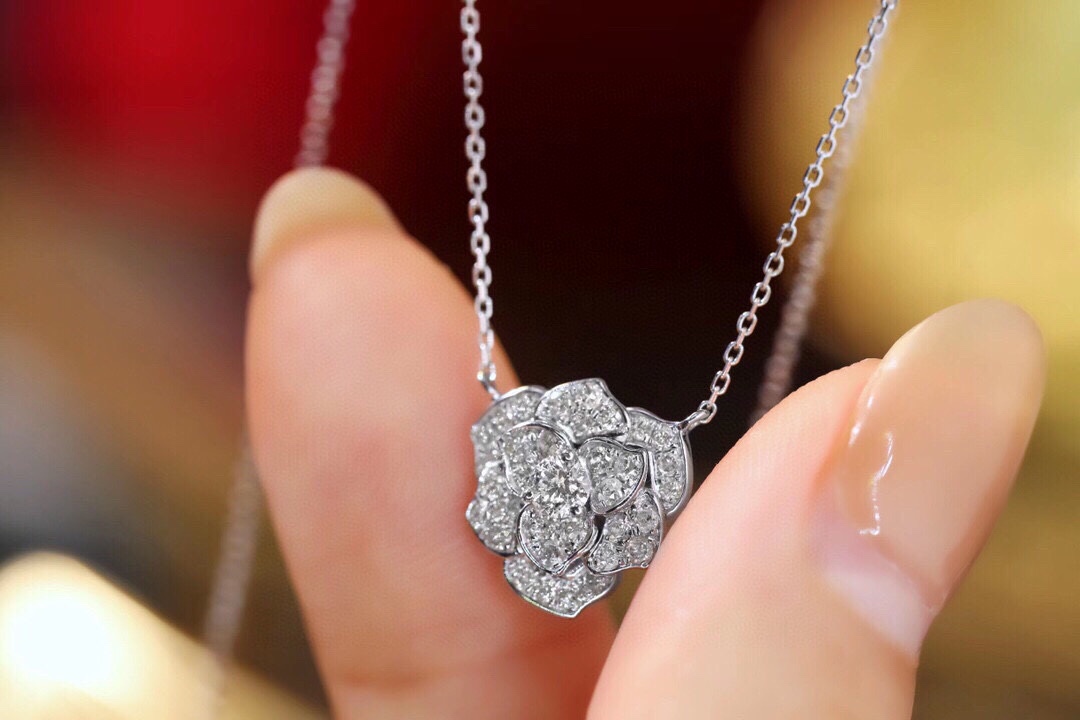 18k gold necklace with flower design, natural diamond 0.55ct