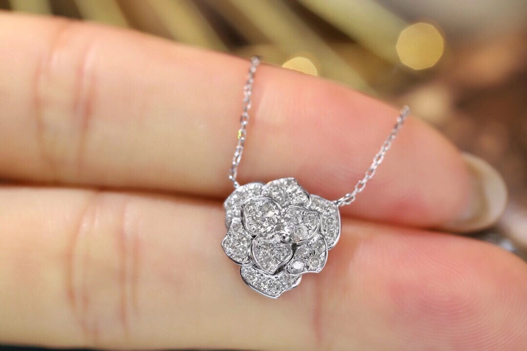 18k gold necklace with flower design, natural diamond 0.55ct