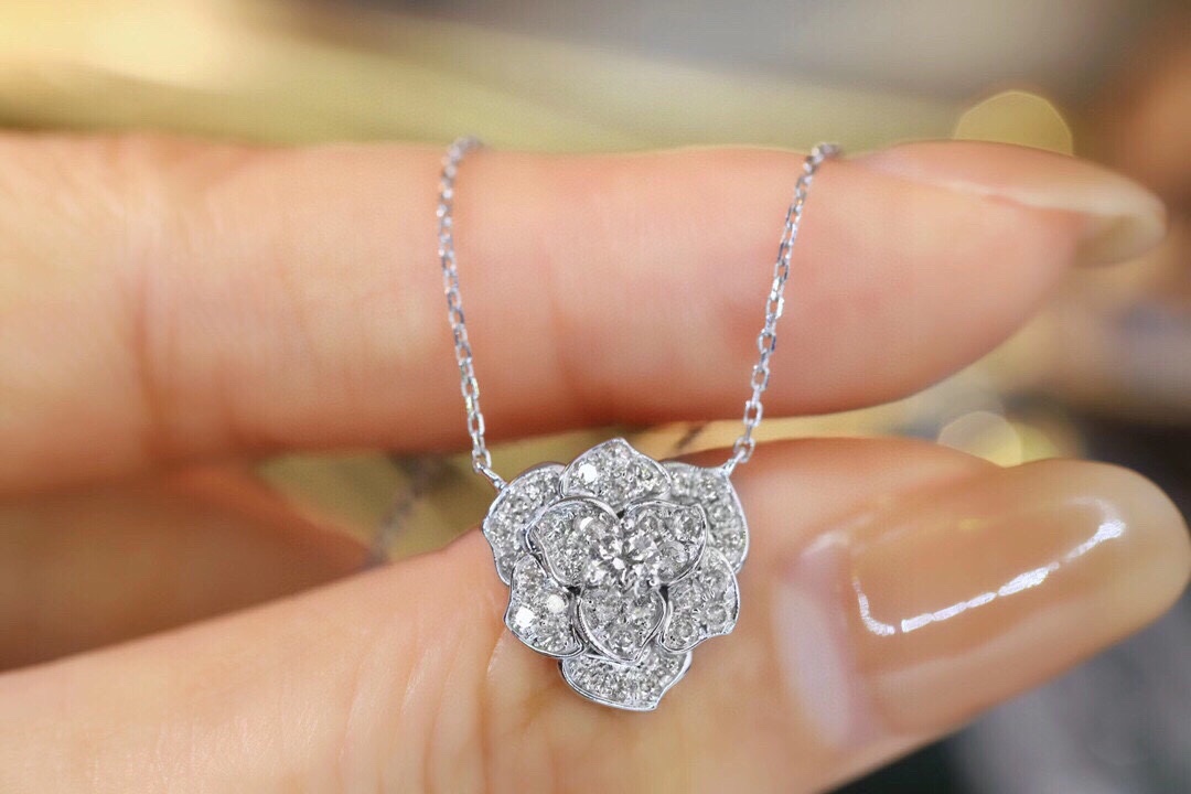 18k gold necklace with flower design, natural diamond 0.55ct