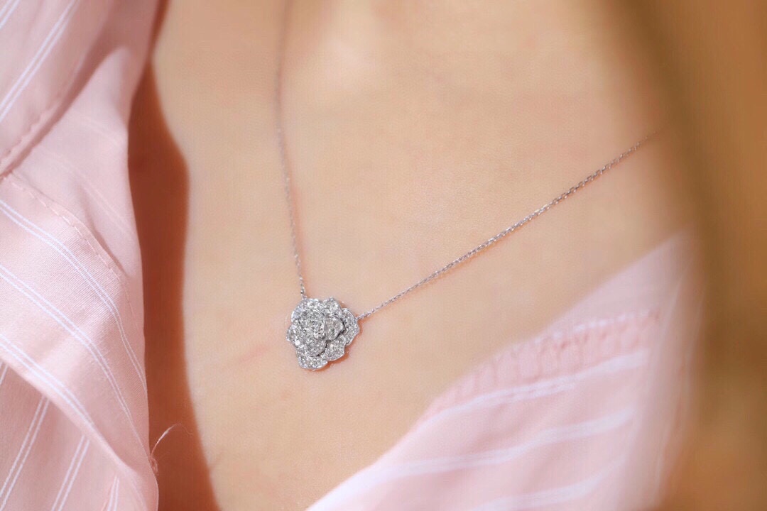 18k gold necklace with flower design, natural diamond 0.55ct