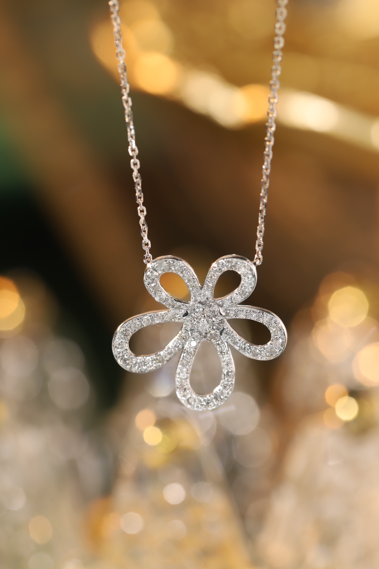 18k gold necklace with flower design, natural diamond 0.75ct