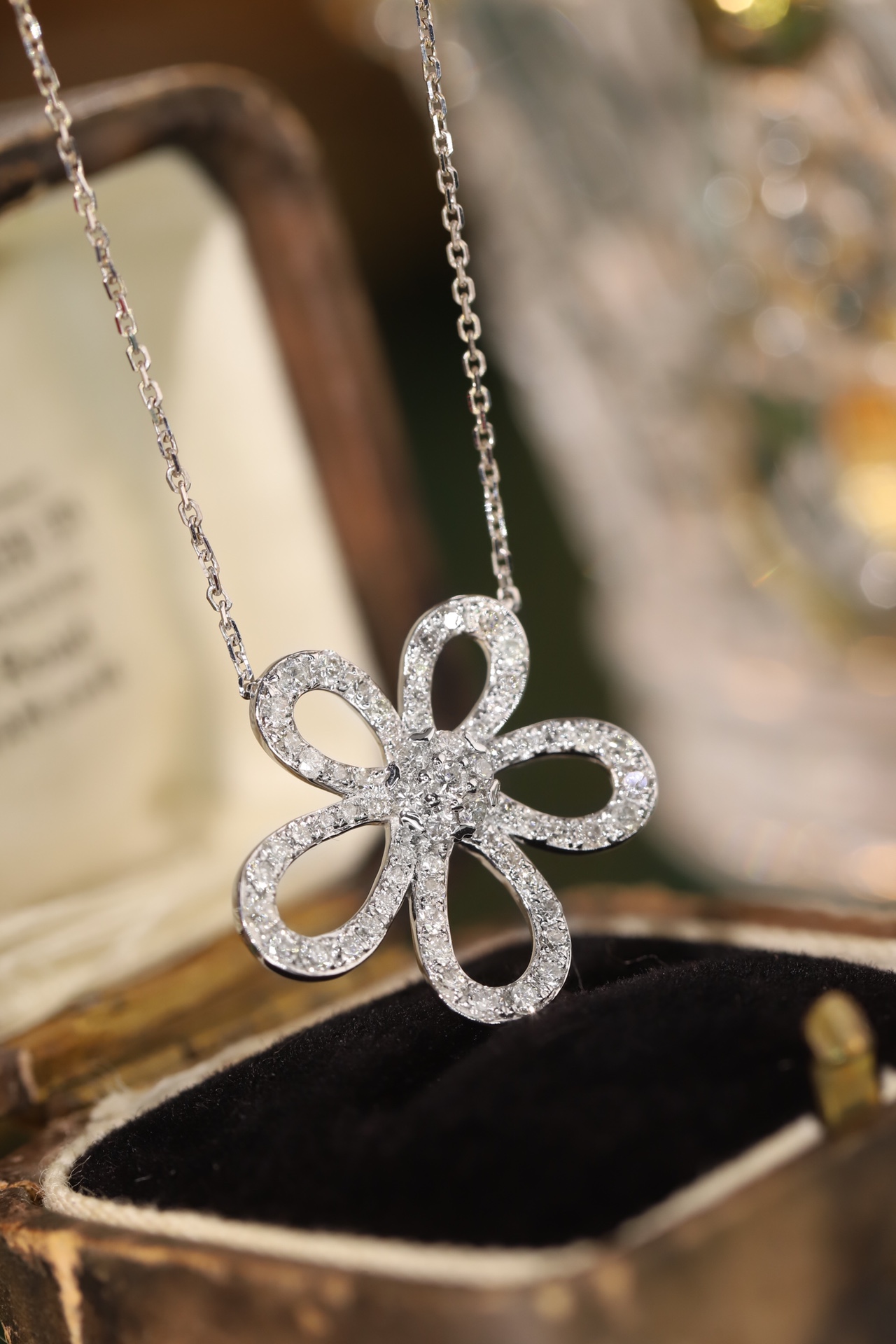 18k gold necklace with flower design, natural diamond 0.75ct