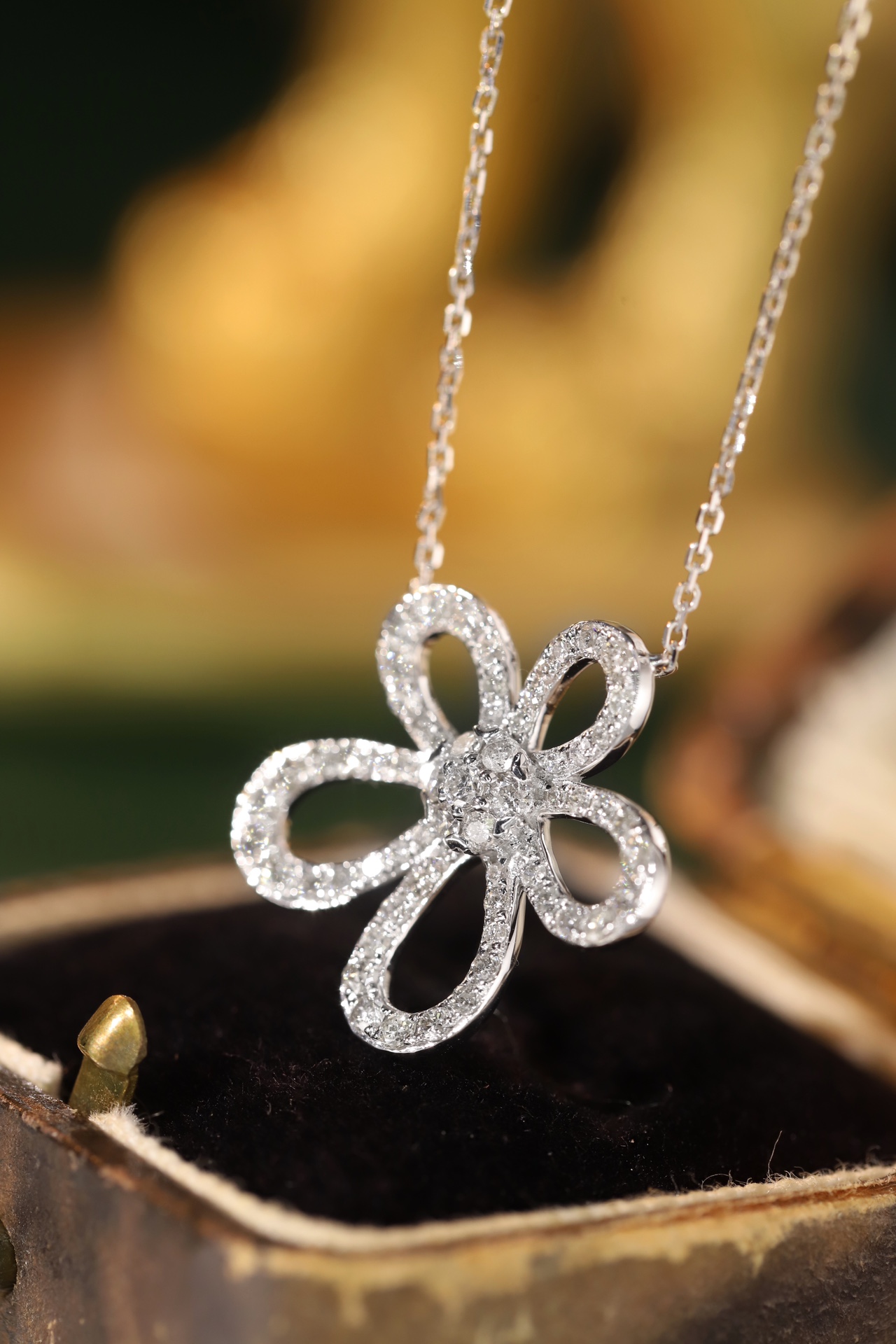18k gold necklace with flower design, natural diamond 0.75ct