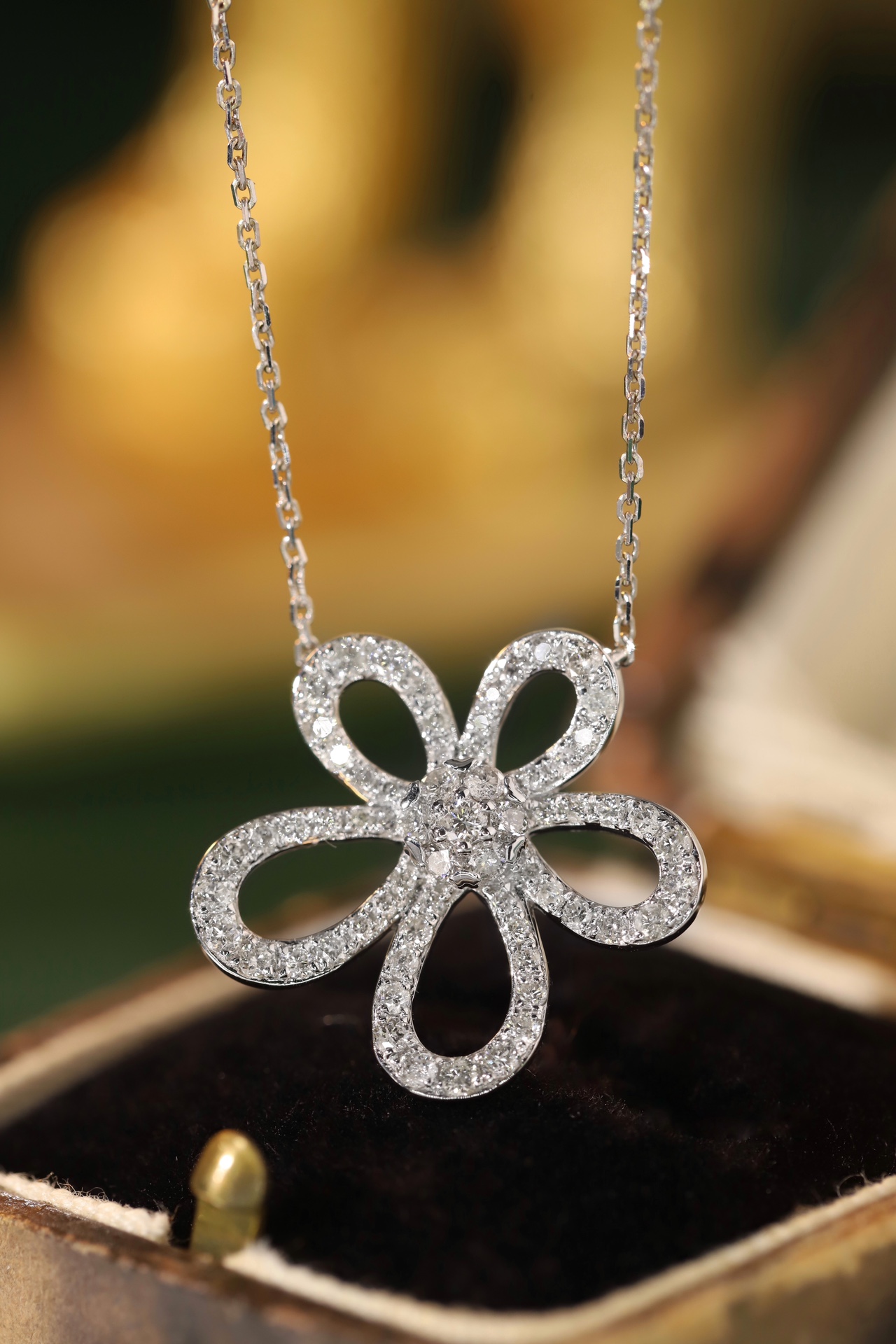 18k gold necklace with flower design, natural diamond 0.75ct