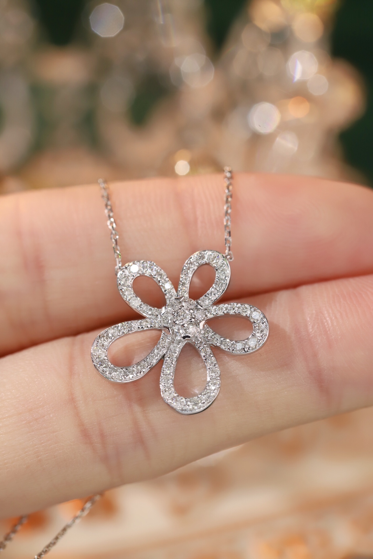 18k gold necklace with flower design, natural diamond 0.75ct