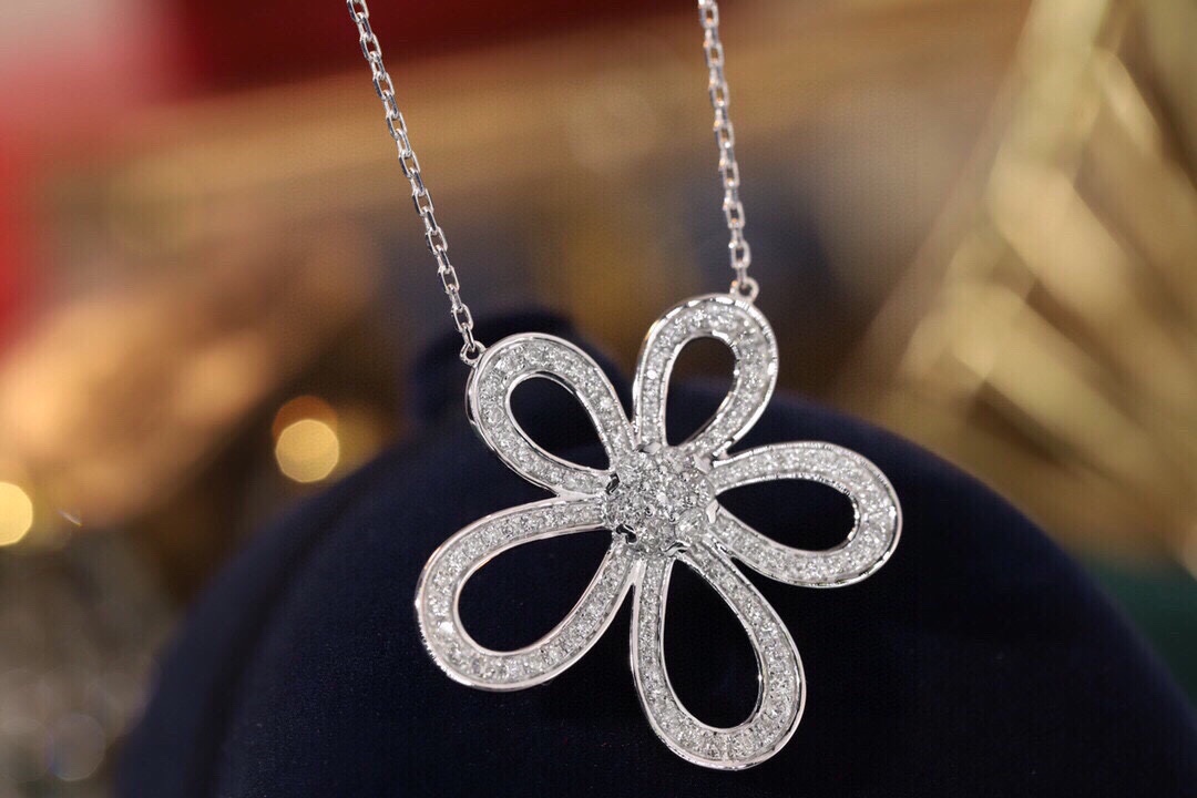 18k gold necklace with flower design, natural diamond 1.52ct