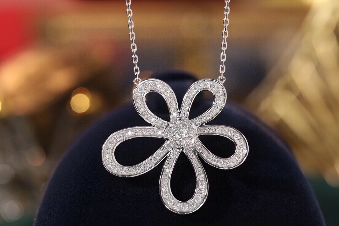 18k gold necklace with flower design, natural diamond 1.52ct