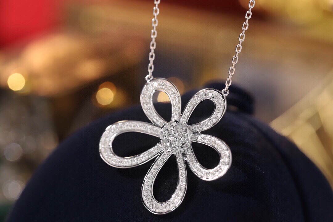 18k gold necklace with flower design, natural diamond 1.52ct