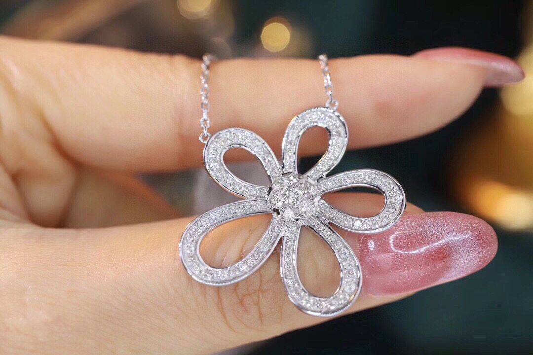 18k gold necklace with flower design, natural diamond 1.52ct