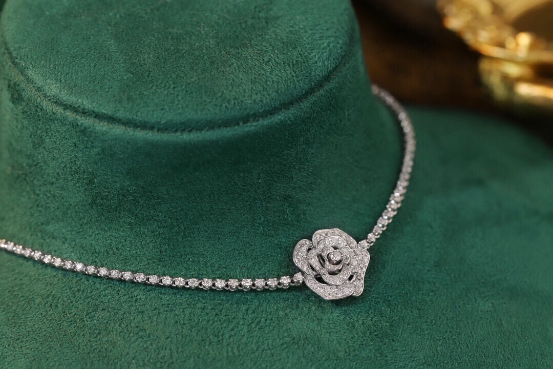 18k Gold Necklace with a Full Diamond Circlet and Luxurious Choker Design; Natural Diamonds total 2.85ct