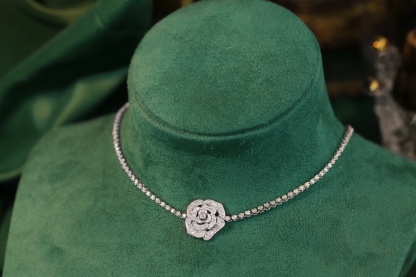 18k Gold Necklace with a Full Diamond Circlet and Luxurious Choker Design; Natural Diamonds total 2.85ct