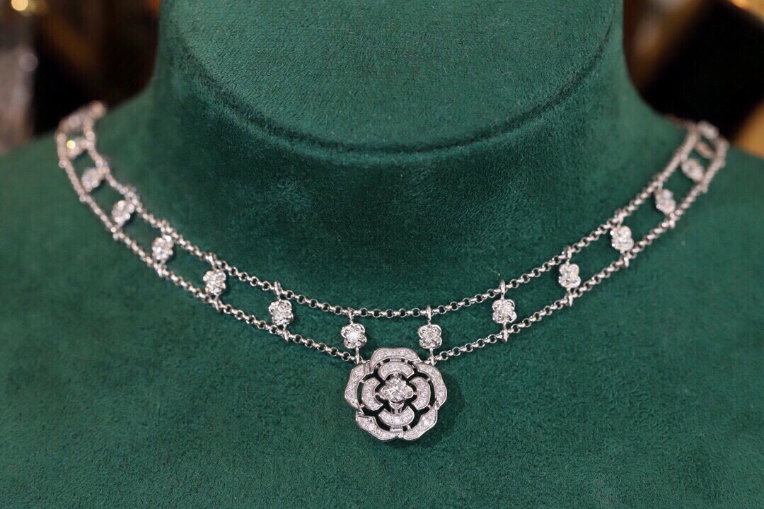 18k Gold Necklace with a Full Diamond Circlet and Luxurious Choker Design; Natural Diamonds total 0.85ct