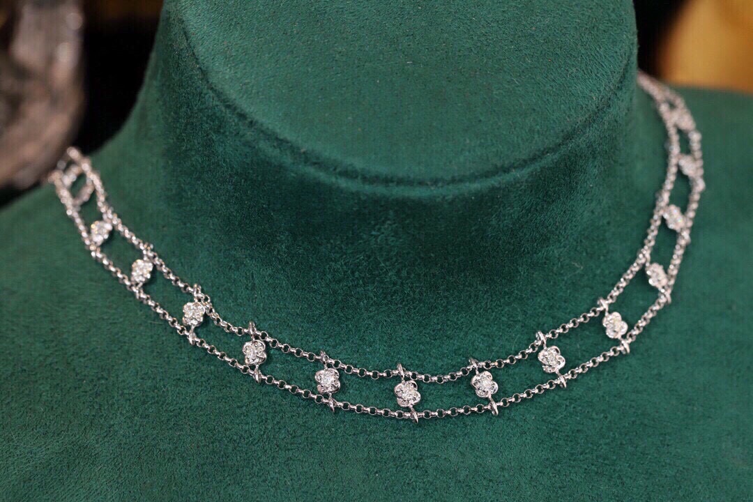 18k Gold Necklace with a Full Diamond Circlet and Luxurious Choker Design; Natural Diamonds total 0.85ct